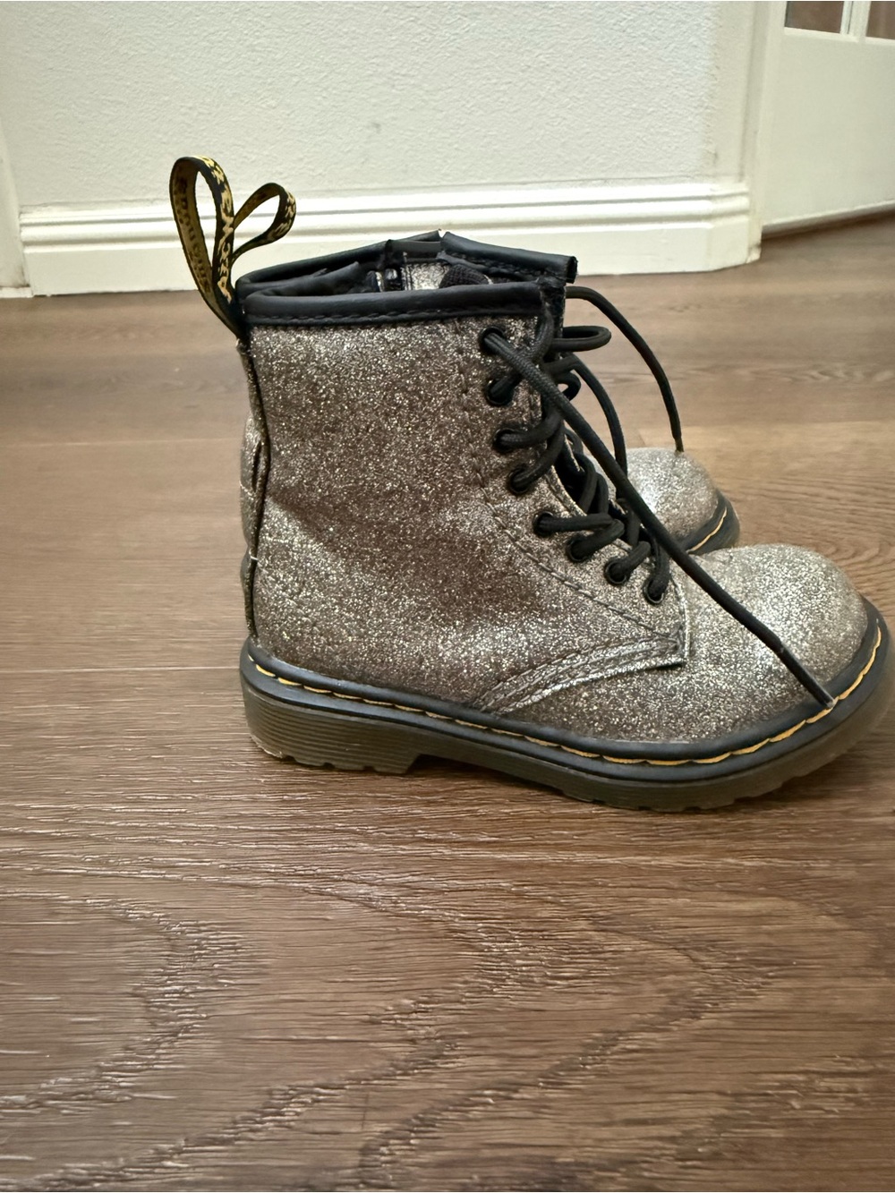 Dr. Martens Todder Silver Glitter Lace-Up Boots | Size 8 Toddler